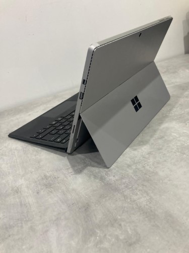 Excellent condition Like New Surface Pro m3 chip 6th Gen Quadcore. 2k screen Resolution fully touch